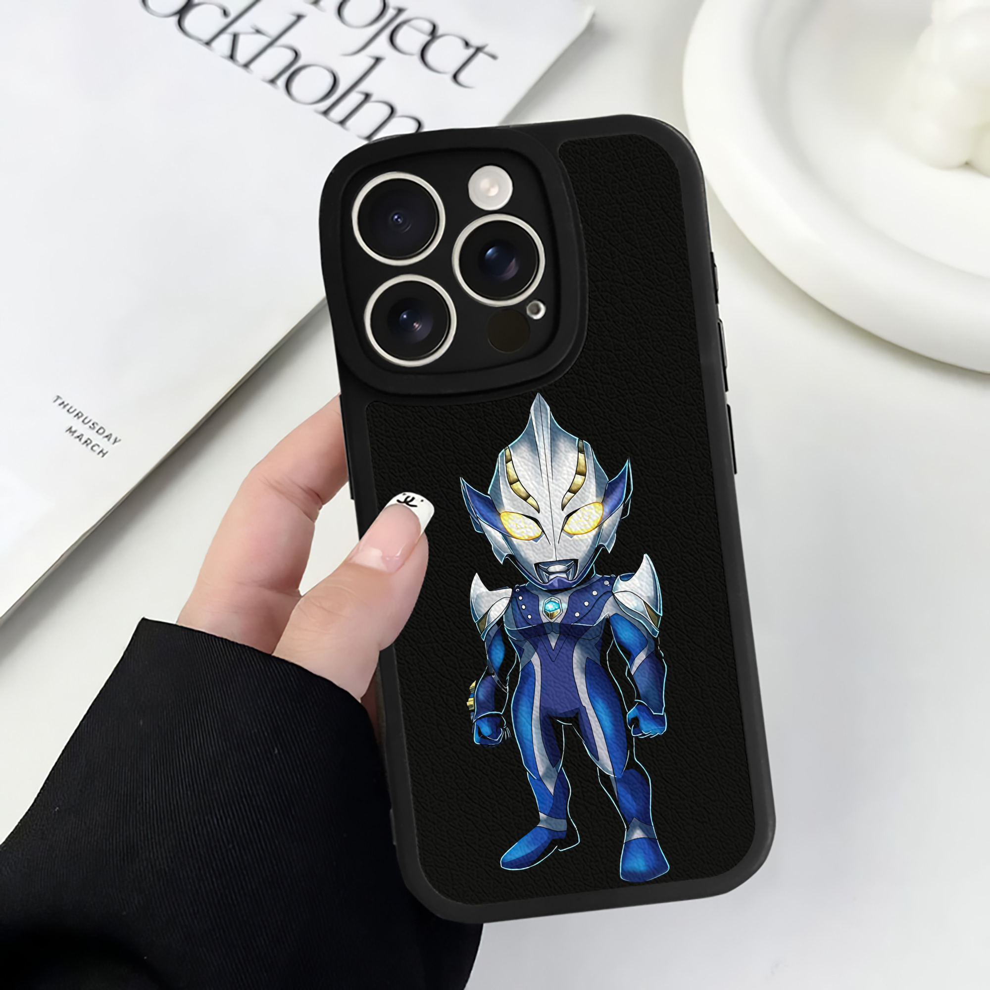 （画像用） ウルトラマン Ultraman 【iPhone 16シリーズ対応】シリコンスマホケース（レザー調） 材質：シリコン